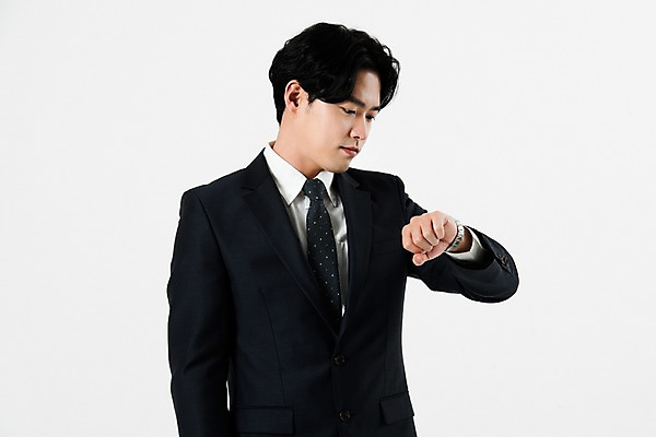 포토 JPG 스튜디오촬영 응시 남자 비즈니스 실내 한명 서기 누끼 사람 정장 상반신 20대 성인 앞모습 시간 비즈니스맨 손목시계 확인 고민 흰배경 시계보기 성인남자한명만 국내포토 1 시선 옷 감정 뷰포인트 시계 백그라운드 장신구 모션 청년 내부 흰색 직장인 남자한명만 성인남자만 파일형식
