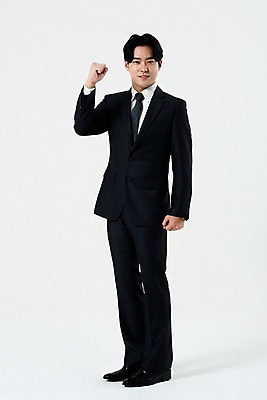 포토 JPG 스튜디오촬영 전신 남자 비즈니스 실내 한명 서기 미소 누끼 사람 정장 20대 성인 앞모습 파이팅 한국인 비즈니스맨 자신감 흰배경 긍정 열정 성인남자한명만 국내포토 1 옷 감정 뷰포인트 백그라운드 컨셉 모션 표정 동양인 청년 내부 흰색 직장인 남자한명만 성인남자만 파일형식