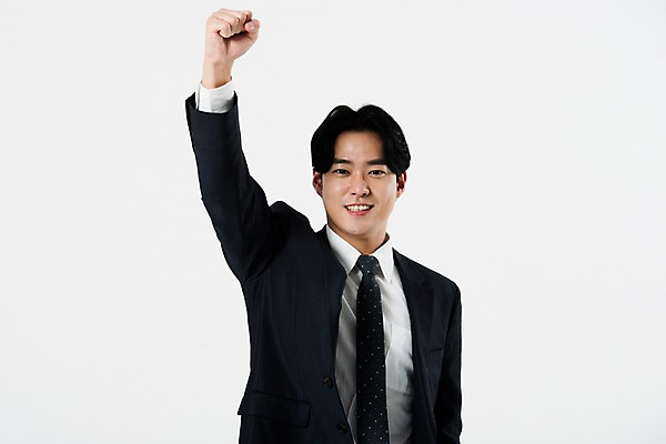포토 JPG 스튜디오촬영 남자 비즈니스 실내 한명 서기 미소 누끼 사람 정장 상반신 20대 성인 앞모습 파이팅 주먹 한국인 비즈니스맨 흰배경 긍정 열정 패기 성인남자한명만 국내포토 1 옷 감정 뷰포인트 백그라운드 컨셉 모션 표정 동양인 청년 내부 흰색 직장인 자신감 남자한명만 성인남자만 파일형식