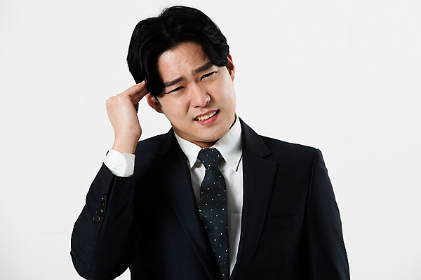 포토 JPG 스튜디오촬영 남자 생각 비즈니스 스트레스 실내 한명 서기 사람 정장 상반신 20대 성인 앞모습 한국인 비즈니스맨 찡그림 고민 흰배경 두통 성인남자한명만 국내포토 1 옷 감정 뷰포인트 백그라운드 모션 표정 동양인 청년 내부 흰색 직장인 질병 남자한명만 성인남자만 파일형식