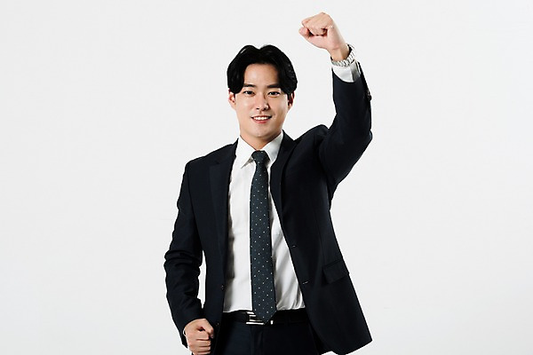 포토 JPG 스튜디오촬영 남자 비즈니스 실내 한명 서기 미소 누끼 사람 정장 상반신 20대 성인 앞모습 파이팅 주먹 한국인 비즈니스맨 흰배경 긍정 열정 패기 성인남자한명만 국내포토 1 옷 감정 뷰포인트 백그라운드 컨셉 모션 표정 동양인 청년 내부 흰색 직장인 자신감 남자한명만 성인남자만 파일형식