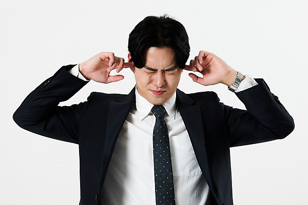 포토 JPG 스튜디오촬영 남자 비즈니스 스트레스 실내 한명 서기 누끼 사람 정장 상반신 20대 성인 앞모습 한국인 비즈니스맨 찡그림 귀막기 흰배경 잔소리 성인남자한명만 국내포토 1 옷 뷰포인트 백그라운드 모션 표정 동양인 손짓 청년 내부 흰색 직장인 남자한명만 성인남자만 파일형식