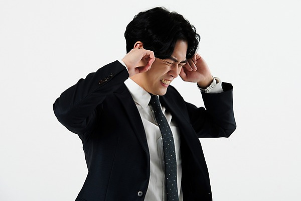 포토 JPG 스튜디오촬영 남자 비즈니스 스트레스 실내 한명 서기 누끼 사람 정장 상반신 20대 성인 옆모습 한국인 비즈니스맨 찡그림 귀막기 흰배경 두통 잔소리 성인남자한명만 국내포토 1 옷 뷰포인트 백그라운드 모션 표정 동양인 손짓 청년 내부 흰색 직장인 질병 남자한명만 성인남자만 파일형식