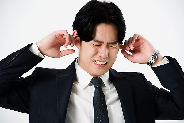 포토 JPG 스튜디오촬영 남자 비즈니스 스트레스 실내 한명 서기 누끼 사람 정장 상반신 20대 성인 앞모습 한국인 비즈니스맨 찡그림 귀막기 흰배경 잔소리 성인남자한명만 국내포토 1 옷 뷰포인트 백그라운드 모션 표정 동양인 손짓 청년 내부 흰색 직장인 남자한명만 성인남자만 파일형식