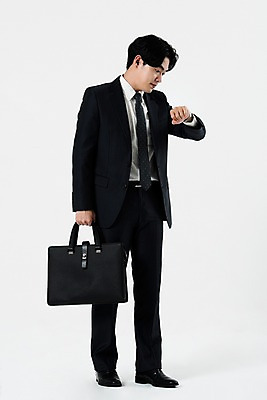 포토 JPG 스튜디오촬영 전신 남자 서류가방 비즈니스 실내 한명 서기 들기 누끼 사람 정장 20대 성인 앞모습 한국인 시간 비즈니스맨 손목시계 확인 흰배경 출근 퇴근 시계보기 성인남자한명만 국내포토 1 옷 뷰포인트 시계 백그라운드 가방 장신구 모션 동양인 청년 내부 흰색 직장인 출퇴근 남자한명만 성인남자만 파일형식