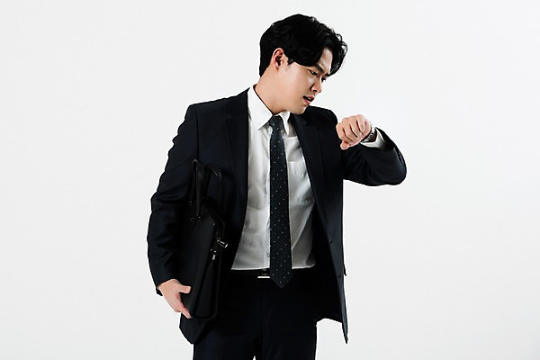 포토 JPG 스튜디오촬영 남자 서류가방 비즈니스 실내 한명 서기 들기 누끼 사람 정장 상반신 20대 성인 앞모습 한국인 시간 비즈니스맨 찡그림 손목시계 확인 흰배경 출근 퇴근 시계보기 성인남자한명만 국내포토 1 옷 뷰포인트 시계 백그라운드 가방 장신구 모션 표정 동양인 청년 내부 흰색 직장인 출퇴근 남자한명만 성인남자만 파일형식