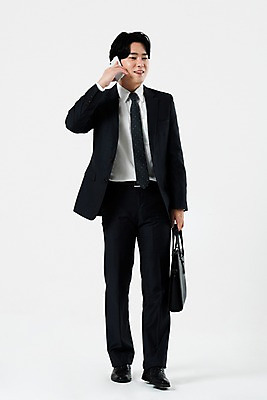 포토 JPG 스튜디오촬영 전신 남자 서류가방 비즈니스 실내 한명 서기 미소 웃음 들기 누끼 사람 정장 20대 성인 앞모습 스마트폰 한국인 비즈니스맨 흰배경 통화 성인남자한명만 국내포토 1 옷 뷰포인트 백그라운드 가방 모션 표정 동양인 청년 내부 핸드폰 스마트기기 흰색 직장인 남자한명만 성인남자만 파일형식