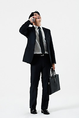 포토 JPG 스튜디오촬영 전신 남자 서류가방 비즈니스 실내 한명 서기 미소 웃음 들기 누끼 사람 정장 20대 성인 앞모습 스마트폰 한국인 비즈니스맨 흰배경 통화 성인남자한명만 국내포토 1 옷 뷰포인트 백그라운드 가방 모션 표정 동양인 청년 내부 핸드폰 스마트기기 흰색 직장인 남자한명만 성인남자만 파일형식
