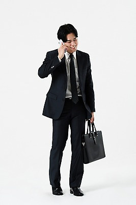 포토 JPG 스튜디오촬영 전신 남자 서류가방 비즈니스 실내 한명 서기 미소 웃음 들기 누끼 사람 정장 20대 성인 앞모습 스마트폰 한국인 비즈니스맨 즐거움 흰배경 통화 성인남자한명만 국내포토 1 옷 감정 뷰포인트 백그라운드 가방 모션 표정 동양인 청년 내부 핸드폰 스마트기기 흰색 직장인 남자한명만 성인남자만 파일형식