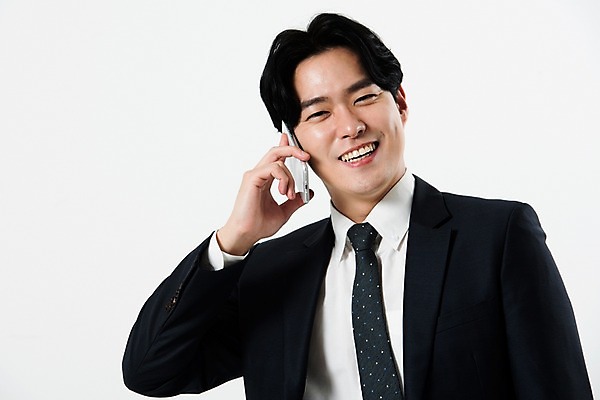 포토 JPG 스튜디오촬영 남자 행복 비즈니스 실내 한명 서기 미소 누끼 사람 정장 상반신 20대 성인 앞모습 스마트폰 한국인 비즈니스맨 흰배경 긍정 통화 성인남자한명만 국내포토 1 옷 감정 뷰포인트 백그라운드 컨셉 모션 표정 동양인 청년 내부 핸드폰 스마트기기 흰색 직장인 남자한명만 성인남자만 파일형식