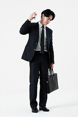 포토 JPG 스튜디오촬영 전신 남자 서류가방 비즈니스 스트레스 실내 한명 서기 들기 누끼 정장 20대 성인 앞모습 스마트폰 한국인 비즈니스맨 흰배경 통화 불쾌함 잔소리 성인여자한명만 국내포토 1 옷 감정 뷰포인트 백그라운드 가방 모션 사람 동양인 청년 내부 핸드폰 스마트기기 흰색 직장인 여자한명만 성인여자만 파일형식