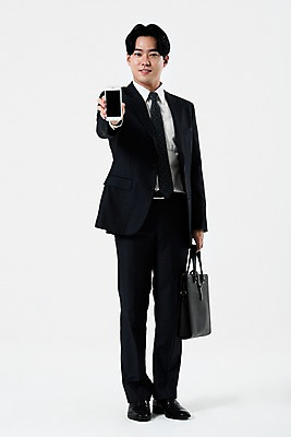 포토 JPG 스튜디오촬영 전신 남자 서류가방 비즈니스 실내 한명 서기 미소 들기 누끼 사람 정장 20대 성인 앞모습 스마트폰 한국인 비즈니스맨 흰배경 보여주기 성인남자한명만 국내포토 1 옷 뷰포인트 백그라운드 가방 모션 표정 동양인 청년 내부 핸드폰 스마트기기 흰색 직장인 남자한명만 성인남자만 파일형식