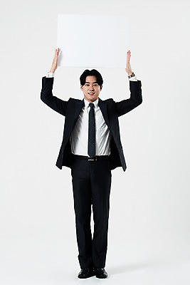 포토 JPG 스튜디오촬영 전신 배너 남자 비즈니스 사각프레임 실내 한명 서기 미소 들기 누끼 사람 정장 20대 성인 앞모습 한국인 비즈니스맨 흰배경 성인남자한명만 국내포토 1 옷 뷰포인트 백그라운드 모션 프레임 표정 동양인 청년 내부 사각형 흰색 직장인 남자한명만 성인남자만 파일형식