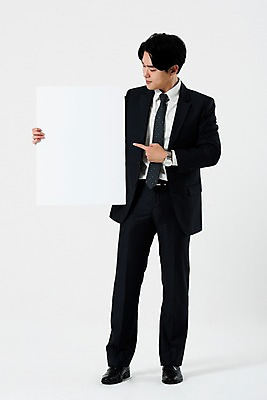 포토 JPG 스튜디오촬영 전신 배너 남자 비즈니스 손가락 사각프레임 한명 서기 들기 누끼 정장 20대 성인 앞모습 한국인 가리킴 비즈니스맨 흰배경 성인남자한명만 국내포토 1 손 옷 뷰포인트 백그라운드 모션 프레임 실내 사람 동양인 손짓 청년 사각형 흰색 직장인 남자한명만 성인남자만 파일형식