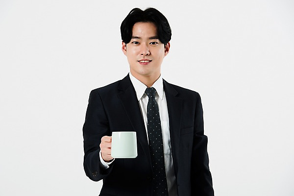 포토 JPG 스튜디오촬영 남자 비즈니스 실내 한명 서기 미소 들기 누끼 사람 정장 상반신 20대 성인 앞모습 한국인 머그컵 비즈니스맨 흰배경 성인남자한명만 국내포토 1 옷 뷰포인트 백그라운드 모션 표정 동양인 청년 내부 컵 흰색 직장인 남자한명만 성인남자만 파일형식
