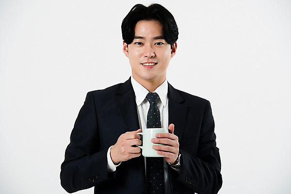 포토 JPG 스튜디오촬영 남자 비즈니스 실내 한명 서기 미소 들기 누끼 사람 정장 상반신 20대 성인 앞모습 한국인 머그컵 비즈니스맨 흰배경 성인남자한명만 국내포토 1 옷 뷰포인트 백그라운드 모션 표정 동양인 청년 내부 컵 흰색 직장인 남자한명만 성인남자만 파일형식