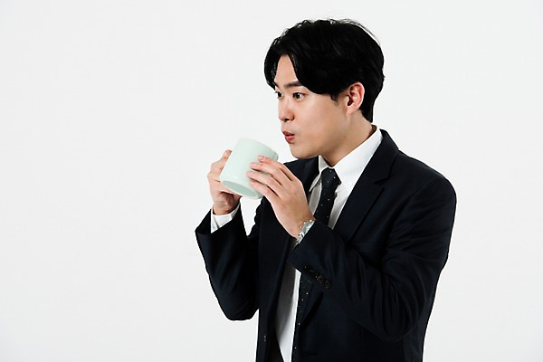 포토 JPG 스튜디오촬영 남자 비즈니스 실내 한명 서기 들기 누끼 사람 정장 상반신 20대 성인 앞모습 환경 한국인 머그컵 마시기 비즈니스맨 흰배경 성인남자한명만 국내포토 1 옷 뷰포인트 백그라운드 모션 동양인 청년 내부 컵 흰색 직장인 남자한명만 성인남자만 파일형식