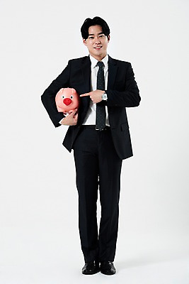 포토 JPG 스튜디오촬영 전신 남자 비즈니스 실내 한명 미소 들기 누끼 사람 정장 20대 성인 앞모습 금융 저축 한국인 돼지저금통 가리킴 비즈니스맨 흰배경 성인남자한명만 금융의날 국내포토 1 옷 뷰포인트 백그라운드 모션 표정 동양인 손짓 청년 내부 경제 저금통 흰색 직장인 남자한명만 성인남자만 파일형식 법정기념일