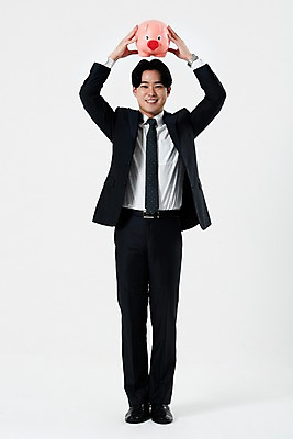 포토 JPG 스튜디오촬영 전신 남자 비즈니스 실내 한명 서기 미소 들기 누끼 정장 20대 성인 앞모습 금융 저축 한국인 돼지저금통 비즈니스맨 흰배경 성인남자한명만 금융의날 국내포토 1 옷 뷰포인트 백그라운드 모션 표정 사람 동양인 청년 내부 경제 저금통 흰색 직장인 남자한명만 성인남자만 파일형식 법정기념일