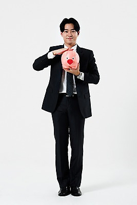 포토 JPG 스튜디오촬영 전신 남자 비즈니스 실내 한명 서기 미소 들기 누끼 사람 정장 20대 성인 앞모습 금융 저축 한국인 돼지저금통 비즈니스맨 흰배경 성인남자한명만 금융의날 국내포토 1 옷 뷰포인트 백그라운드 모션 표정 동양인 청년 내부 경제 저금통 흰색 직장인 남자한명만 성인남자만 파일형식 법정기념일