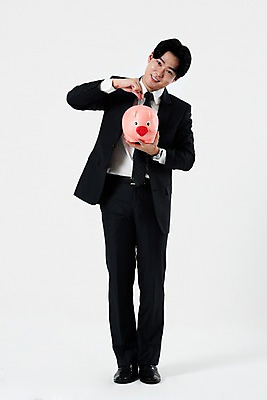 포토 JPG 스튜디오촬영 전신 남자 비즈니스 실내 한명 서기 미소 들기 누끼 사람 정장 20대 성인 앞모습 금융 동전 저축 한국인 돼지저금통 비즈니스맨 흰배경 넣기 성인남자한명만 금융의날 국내포토 1 옷 뷰포인트 백그라운드 돈 모션 표정 동양인 청년 내부 경제 저금통 흰색 직장인 남자한명만 성인남자만 파일형식 법정기념일