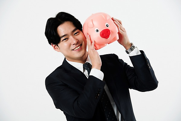 포토 JPG 스튜디오촬영 남자 비즈니스 실내 한명 서기 웃음 들기 누끼 사람 정장 상반신 20대 성인 앞모습 금융 저축 한국인 돼지저금통 비즈니스맨 흰배경 성인남자한명만 금융의날 국내포토 1 옷 뷰포인트 백그라운드 모션 표정 동양인 청년 내부 경제 저금통 흰색 직장인 남자한명만 성인남자만 파일형식 법정기념일