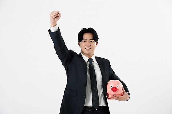 포토 JPG 스튜디오촬영 남자 비즈니스 성공 실내 한명 서기 들기 누끼 정장 상반신 20대 성인 앞모습 금융 손들기 파이팅 저축 한국인 돼지저금통 비즈니스맨 흰배경 성인남자한명만 금융의날 국내포토 1 옷 뷰포인트 백그라운드 컨셉 모션 사람 동양인 청년 내부 경제 저금통 흰색 직장인 남자한명만 성인남자만 파일형식 법정기념일