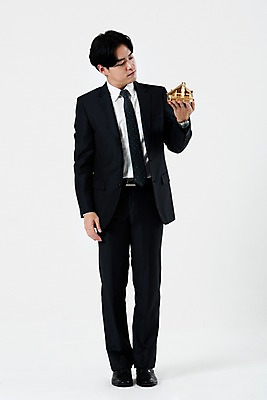 포토 JPG 스튜디오촬영 전신 응시 남자 비즈니스 부동산 주택 실내 한명 들기 누끼 정장 20대 성인 앞모습 금융 모형 한국인 비즈니스맨 흰배경 성인남자한명만 국내포토 1 시선 옷 뷰포인트 백그라운드 모션 사람 동양인 청년 내부 건물 경제 흰색 직장인 재산 남자한명만 성인남자만 파일형식