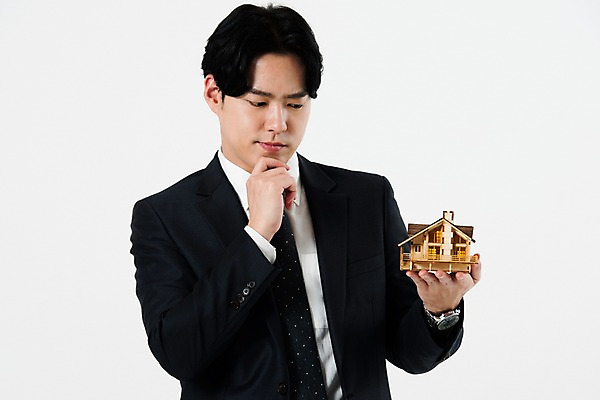 포토 JPG 스튜디오촬영 응시 남자 비즈니스 부동산 주택 실내 한명 서기 들기 누끼 사람 정장 상반신 20대 성인 앞모습 금융 모형 한국인 비즈니스맨 고민 흰배경 성인남자한명만 국내포토 1 시선 옷 감정 뷰포인트 백그라운드 모션 동양인 청년 내부 건물 경제 흰색 직장인 재산 남자한명만 성인남자만 파일형식