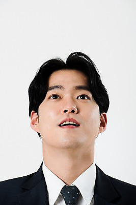 포토 JPG 스튜디오촬영 응시 남자 비즈니스 실내 한명 서기 누끼 사람 정장 근접촬영 상반신 20대 성인 앞모습 한국인 비즈니스맨 고민 흰배경 발견 성인남자한명만 국내포토 1 시선 옷 감정 뷰포인트 백그라운드 모션 동양인 청년 내부 흰색 직장인 남자한명만 성인남자만 파일형식
