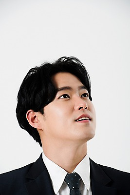 포토 JPG 스튜디오촬영 응시 남자 생각 비즈니스 실내 한명 서기 미소 누끼 사람 정장 상반신 20대 성인 옆모습 한국인 비즈니스맨 흰배경 성인남자한명만 국내포토 1 시선 옷 뷰포인트 백그라운드 모션 표정 동양인 청년 내부 흰색 직장인 남자한명만 성인남자만 파일형식