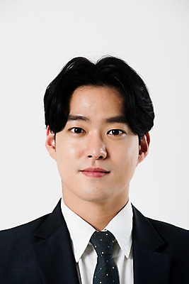 포토 JPG 스튜디오촬영 응시 남자 비즈니스 실내 한명 서기 미소 누끼 사람 정장 상반신 20대 성인 앞모습 한국인 비즈니스맨 흰배경 성인남자한명만 국내포토 1 시선 옷 뷰포인트 백그라운드 모션 표정 동양인 청년 내부 흰색 직장인 남자한명만 성인남자만 파일형식