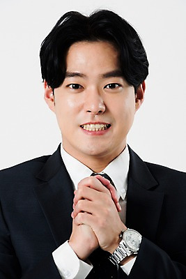 포토 JPG 스튜디오촬영 손 남자 비즈니스 실내 한명 서기 누끼 정장 상반신 20대 성인 앞모습 희망 한국인 기도 비즈니스맨 흰배경 손모으기 간절함 성인남자한명만 국내포토 1 옷 감정 뷰포인트 백그라운드 컨셉 모션 사람 동양인 손짓 청년 내부 신체부위 흰색 직장인 남자한명만 성인남자만 파일형식