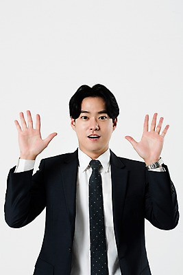 포토 JPG 스튜디오촬영 남자 비즈니스 실내 손바닥 한명 서기 누끼 사람 정장 상반신 20대 성인 앞모습 놀람 한국인 비즈니스맨 흰배경 성인남자한명만 국내포토 1 손 옷 감정 뷰포인트 백그라운드 모션 표정 동양인 청년 내부 흰색 직장인 남자한명만 성인남자만 파일형식