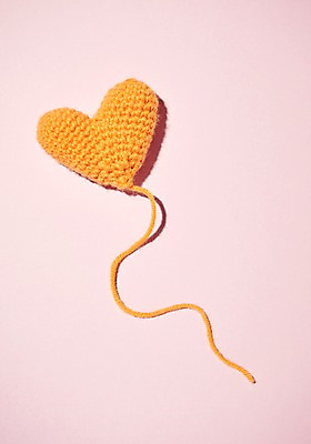 포토 JPG 스튜디오촬영 행복 감정 쿠션 실내 따뜻함 사랑 누끼 사람없음 주황색 하트 털실 즐거움 오브젝트 분홍색배경 국내포토 모양 분홍색 컬러 백그라운드 내부 실 파일형식