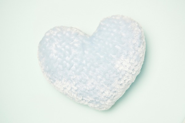 포토 JPG 스튜디오촬영 행복 감정 하늘색 백그라운드 쿠션 실내 사랑 누끼 사람없음 하트 즐거움 오브젝트 파란배경 하트쿠션 국내포토 모양 내부 파란색 파일형식