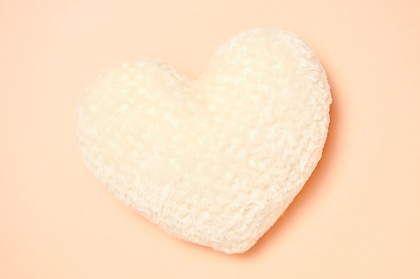 포토 JPG 스튜디오촬영 행복 감정 백그라운드 쿠션 실내 사랑 누끼 사람없음 하트 즐거움 오브젝트 하트쿠션 살구색 국내포토 모양 컬러 내부 파일형식