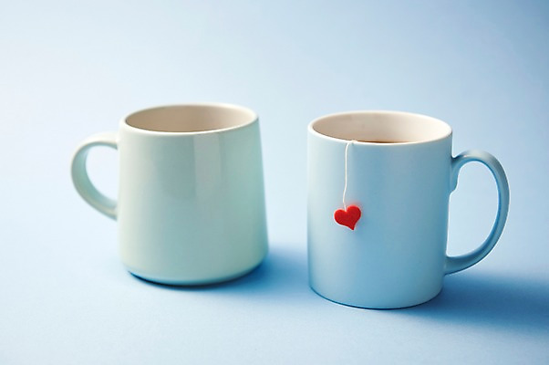 포토 JPG 스튜디오촬영 행복 감정 커피 데이트 티타임 실내 사랑 누끼 사람없음 빨간색 파란색 머그컵 하트 차 즐거움 오브젝트 파란배경 두잔 국내포토 모양 음료 컬러 백그라운드 2 휴식 내부 컵 파일형식