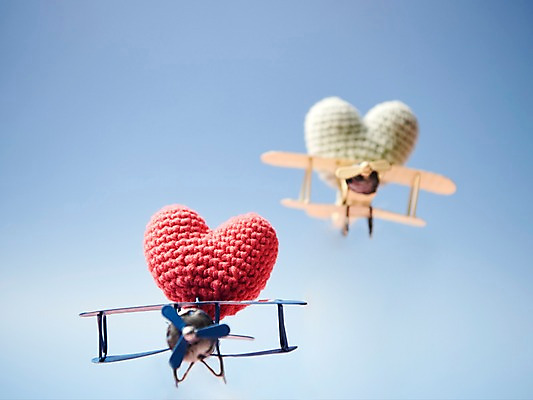 포토 JPG 스튜디오촬영 행복 감정 쿠션 하늘 실내 사랑 누끼 사람없음 장난감 하트 비행 오브젝트 파란배경 경비행기 국내포토 모양 백그라운드 비행기 내부 파란색 파일형식