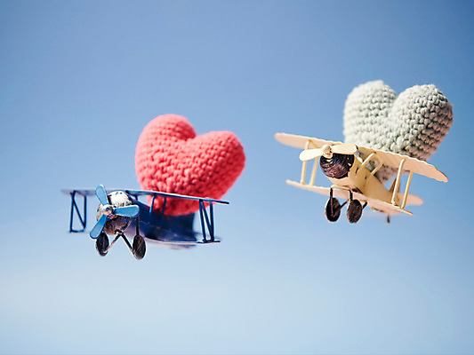 포토 JPG 스튜디오촬영 행복 감정 쿠션 하늘 실내 사랑 누끼 사람없음 파란색 장난감 하트 비행 오브젝트 파란배경 경비행기 국내포토 모양 컬러 백그라운드 비행기 내부 파일형식