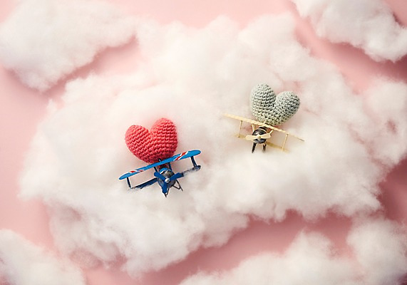 포토 JPG 스튜디오촬영 구름 행복 감정 쿠션 비행기 실내 사랑 사람없음 장난감 하트 비행 털실 솜 즐거움 오브젝트 경비행기 하트쿠션 분홍색배경 국내포토 자연요소 모양 분홍색 백그라운드 항공교통 대중교통 내부 실 파일형식