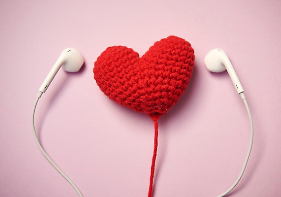 포토 JPG 스튜디오촬영 행복 감정 이어폰 쿠션 실내 사랑 누끼 사람없음 빨간색 하트 털실 즐거움 오브젝트 분홍색배경 국내포토 모양 분홍색 컬러 음향기기 백그라운드 내부 실 파일형식