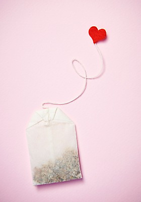 포토 JPG 스튜디오촬영 행복 감정 실내 사랑 누끼 사람없음 빨간색 하트 실 차 연결 즐거움 오브젝트 티백 분홍색배경 국내포토 모양 음료 분홍색 컬러 백그라운드 내부 차_음료 파일형식