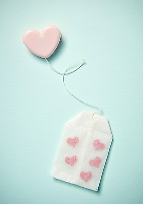 포토 JPG 스튜디오촬영 행복 감정 분홍색 백그라운드 실내 사랑 누끼 사람없음 하트 즐거움 오브젝트 파란배경 감성 티백 국내포토 모양 컬러 컨셉 내부 파란색 차_음료 파일형식