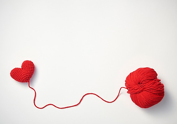 포토 JPG 스튜디오촬영 행복 감정 실내 사랑 누끼 사람없음 빨간색 하트 털실 즐거움 오브젝트 흰배경 실뭉치 국내포토 모양 컬러 백그라운드 내부 흰색 실 파일형식