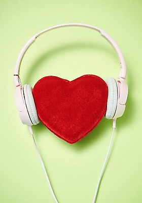 포토 JPG 스튜디오촬영 행복 감정 백그라운드 쿠션 실내 사랑 누끼 사람없음 빨간색 헤드폰 하트 즐거움 오브젝트 초록배경 국내포토 모양 컬러 음향기기 내부 초록색 파일형식