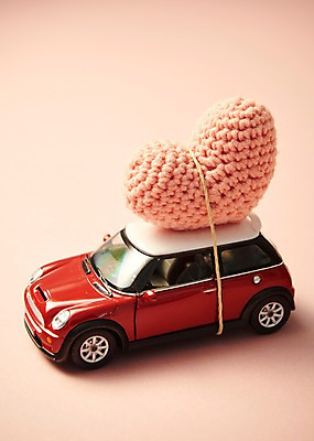 포토 JPG 스튜디오촬영 행복 감정 분홍색 쿠션 자동차 실내 사랑 누끼 사람없음 빨간색 하트 운반 묶기 장난감자동차 오브젝트 분홍색배경 국내포토 모양 육상교통 컬러 백그라운드 모션 내부 장난감 파일형식