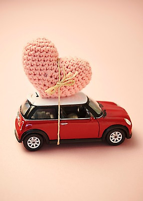 포토 JPG 스튜디오촬영 행복 감정 분홍색 쿠션 자동차 실내 사랑 누끼 사람없음 빨간색 하트 운반 털실 묶기 장난감자동차 즐거움 오브젝트 분홍색배경 국내포토 모양 육상교통 컬러 백그라운드 모션 내부 장난감 실 파일형식
