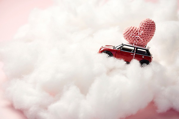 포토 JPG 스튜디오촬영 구름 행복 감정 분홍색 백그라운드 자동차 실내 사랑 사람없음 빨간색 흰색 하트 털실 장난감자동차 솜 오브젝트 국내포토 자연요소 모양 육상교통 컬러 내부 장난감 실 파일형식