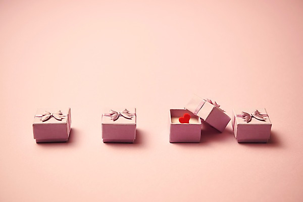 포토 JPG 스튜디오촬영 행복 감정 리본 분홍색 실내 선물 사랑 누끼 사람없음 빨간색 선물상자 상자 하트 오픈 오브젝트 분홍색배경 국내포토 모양 컬러 백그라운드 내부 파일형식